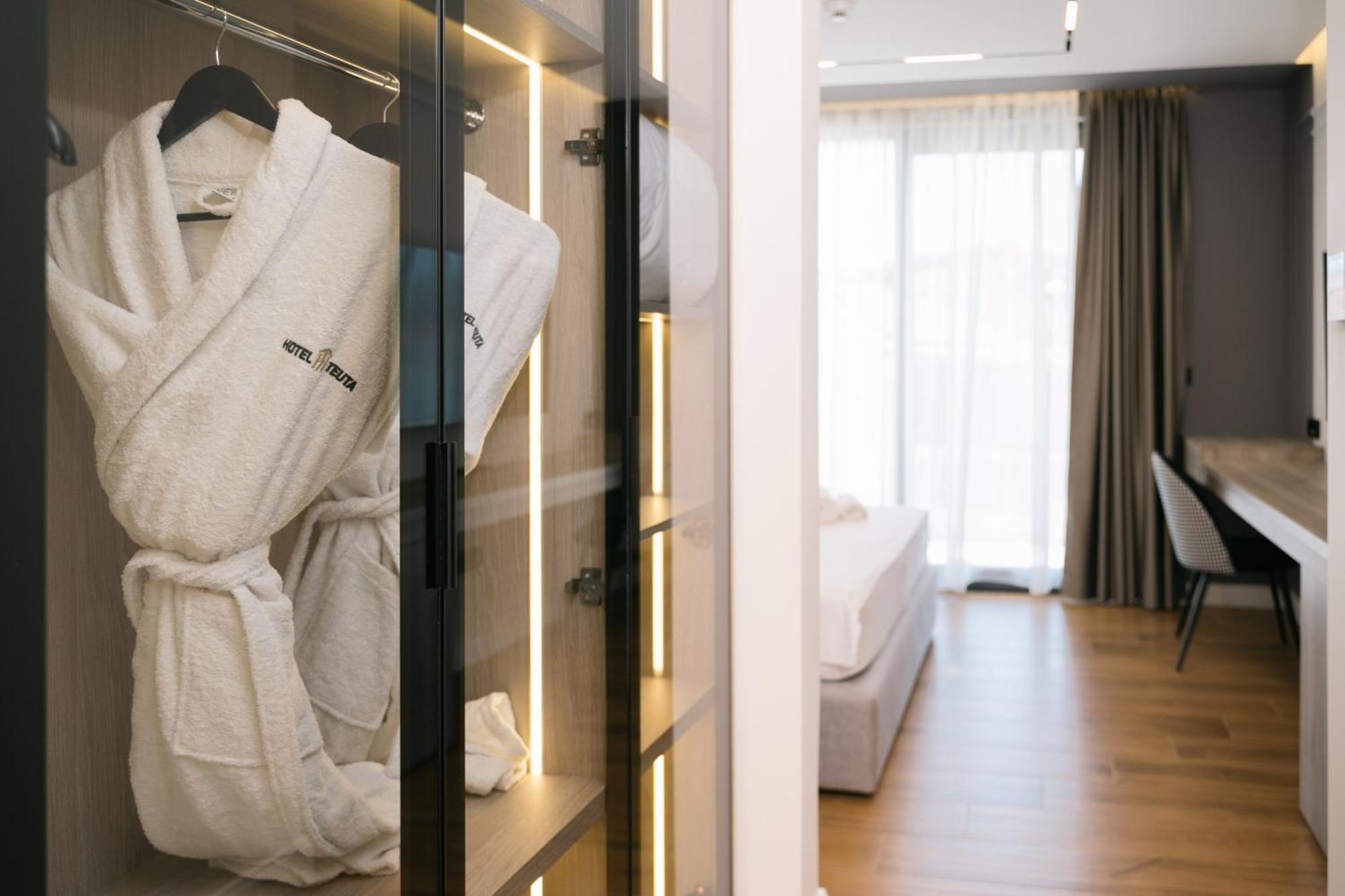 Hotel Teuta Улцинь Экстерьер фото